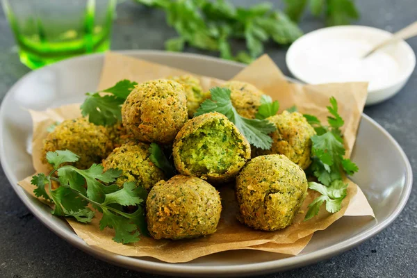 Bolas Falafel Frescas Sobre Fondo Oscuro — Foto de Stock