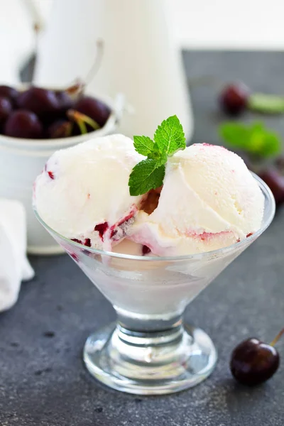 自制的樱桃和杏仁冰淇淋 — 图库照片