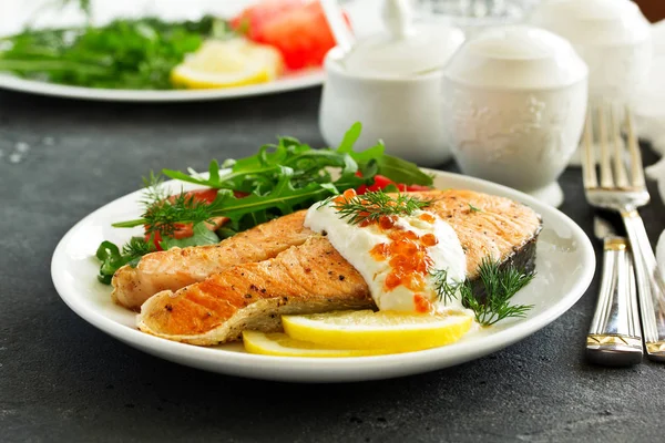 Krema soslu ızgara somon Steak.