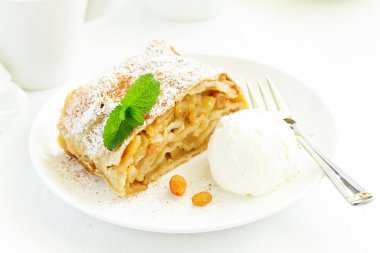 Tarçın ve dondurma topu ile elma strudel.