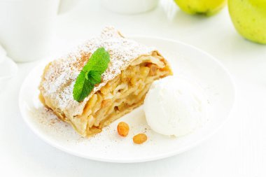 Tarçın ve dondurma topu ile elma strudel.