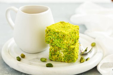 Ev yapımı tatlılık, şam fıstıklı sufa sütü, akçaağaç pekmezi..