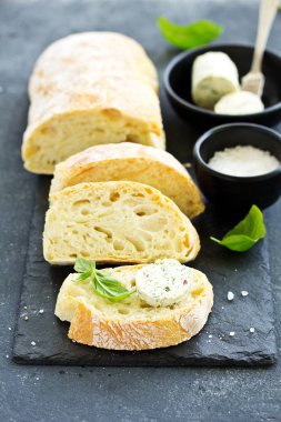 Ekmek hamurunda ev yapımı ekmek.