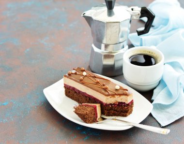 Kirazlı bir parça çikolatalı pasta. Kara Orman.