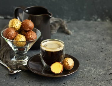 El yapımı şekerler. Likör ve vanilyalı avukat mantarı. Evim güzel evim. Seçici odak.