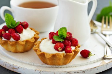 Kremalı yaban çilekli turtalar. Lezzetli yaz meyveli mini tartlar.