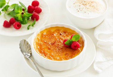 Creme brulee. Karamelli ve dutlu tatlı..
