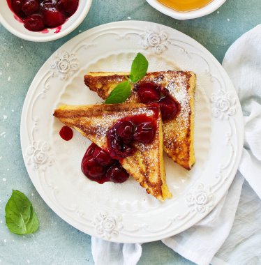 Kiraz soslu Fransız tostu..