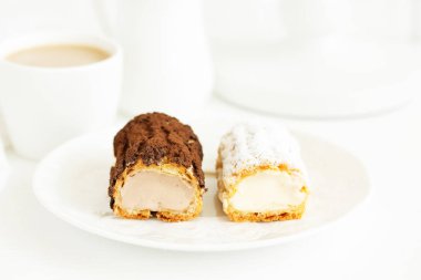 Bir bardak portakal ile çikolata tatlı.