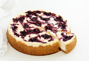 Siyah frenk üzümlü ev yapımı peynirli kek..