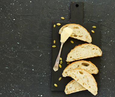 Ekmek hamurunda ev yapımı ekmek.