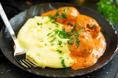 Kremalı domates soslu köfte ve patates püresi..