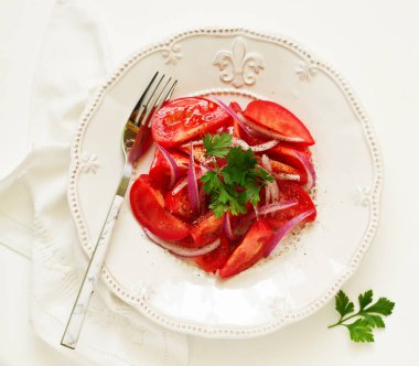 Domates ve soğan salatası. Seçici odak