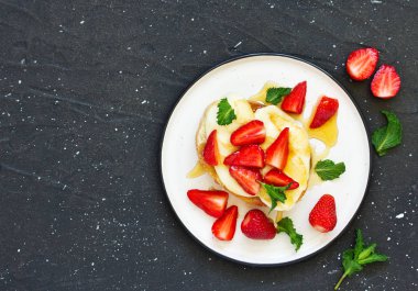 Izgara mozarella, taze çilek ve bal ile kızarmış ekmek. Kullanışlı zavstrak.