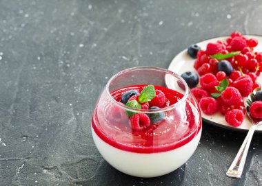Lezzetli İtalyan tatlı panna cotta çilek ve berry sos ile. Sevgililer günü.