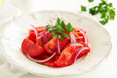 Domates ve soğan salatası. Seçici odak