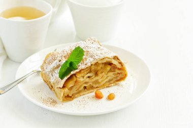 Tarçın ve dondurma topu ile elma strudel.