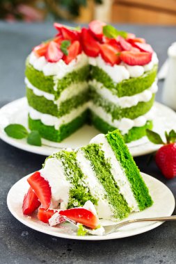 Ispanaklı, kremalı ve çilekli kek. Sevgililer Günü.