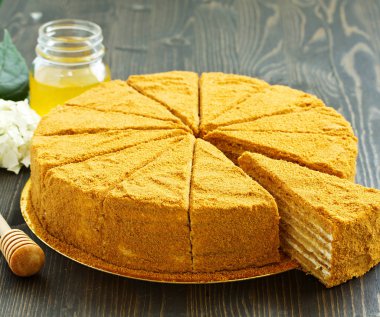 Klasik ballı pasta..