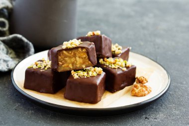 Fındık ve karamel ile kızartılmış ev yapımı şeker. Seçici odak