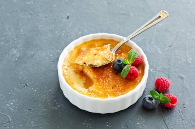 Creme brulee. Karamelli ve dutlu tatlı..