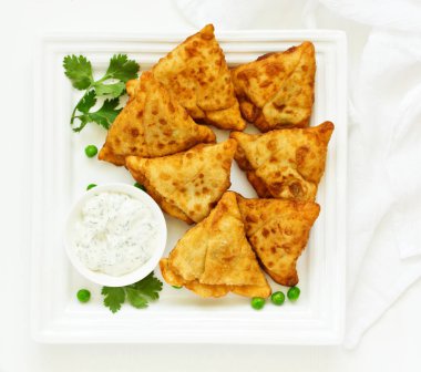 Asya yemekleri. Domates soslu vejetaryen samsa (samosas)