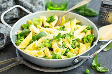 Penne makarna ıspanak pesto sosu, yeşil bezelye ve brokoli, üstten görünüm