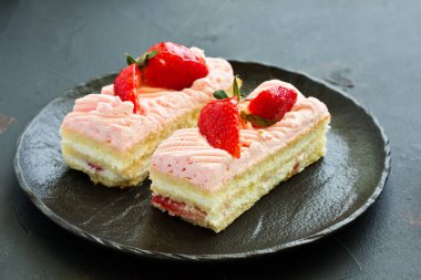 Çilekli kek. koyu arka plan.