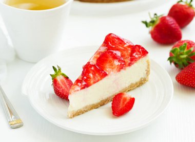 Taze çilekli klasik cheesecake. Seçici odak.