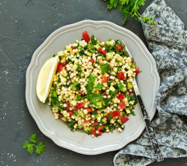 Bulgur 'lu tabut salatası. Doğu mutfağı.