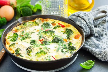 Sebzeli ve brokolili frittata. Yukarıdan bak. Seçici odak.