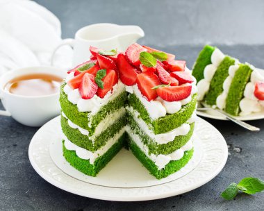 Ispanaklı, kremalı ve çilekli kek. Sevgililer Günü.
