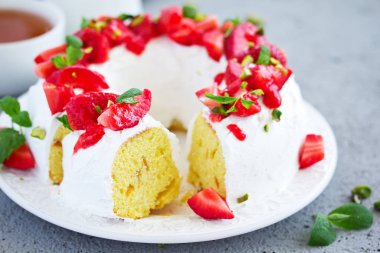 Kremalı ve çilekli vanilyalı kek..