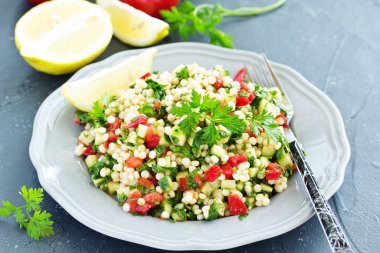 Bulgur 'lu tabut salatası. Doğu mutfağı.