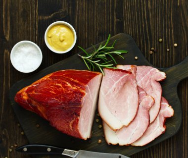 Ev yapımı füme jambon, dilimlenmiş. Yukarıdan görüntüleyin. Koyu arka plan.