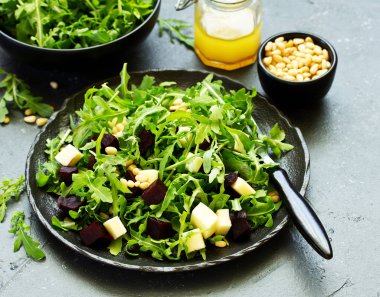 Roka, pancar ve peynir, taze salata.