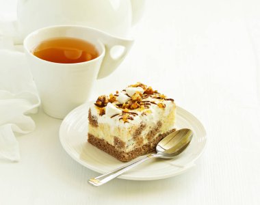 Karamelli ve fındıklı çikolatalı pasta..