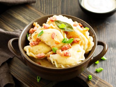 köfte patates soğan ve domuz pastırması sos ile. Varenyky, vareniki, pierogi, pyrohy.