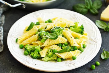 Penne makarna ıspanak pesto sosu, yeşil bezelye ve brokoli, üstten görünüm