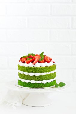 Ispanaklı, kremalı ve çilekli kek. Sevgililer Günü.