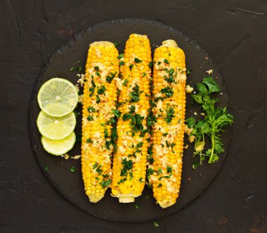 Meksika baharatlı haşlanmış mısır, tereyağı, kişniş.