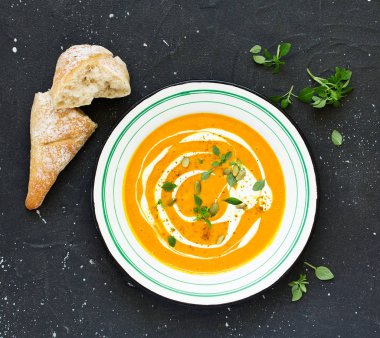 Karamelli ve fındıklı çikolatalı pasta..