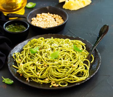 Spagetti roka çam fıstığı ile pesto ile