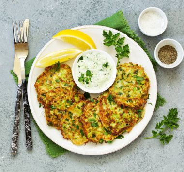 Kabaklı börek ve ekşi krema soslu bezelye.