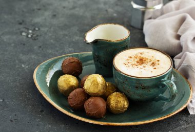 El yapımı şekerler. Likör ve vanilyalı avukat mantarı. Evim güzel evim. Seçici odak.