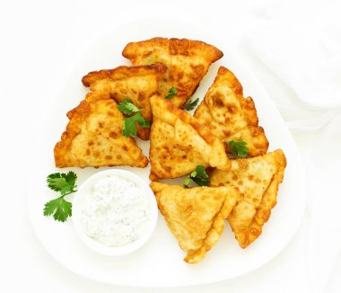 Asya yemekleri. Domates soslu vejetaryen samsa (samosas)