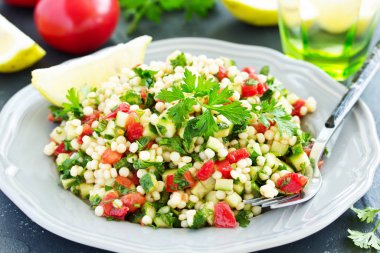 Bulgur 'lu tabut salatası. Doğu mutfağı.