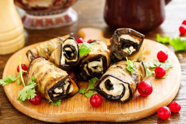 Peynirli patlıcan ruloları. Gürcü mutfağı.