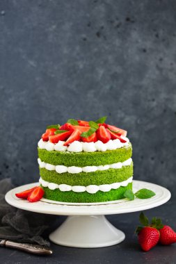 Ispanaklı, kremalı ve çilekli kek. Sevgililer Günü.
