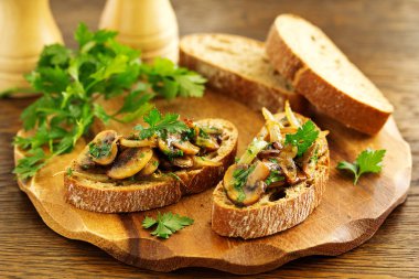 Kızarmış mantarlı, soğanlı ve maydanozlu.